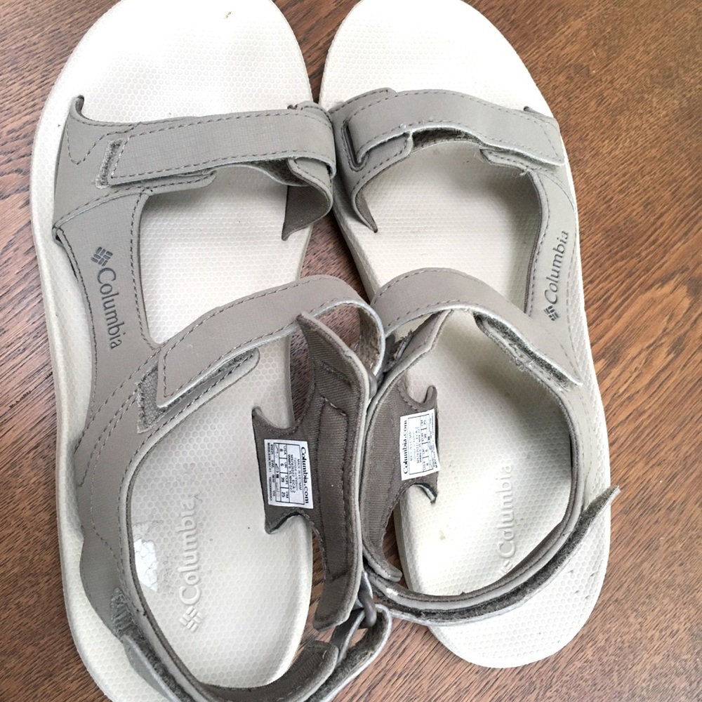 Woman’s Columbia sandal/w/hook&eye closure on heel back, instep, & across toes.